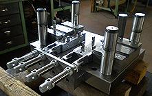 Automatic blanking mold for aluminum profiles